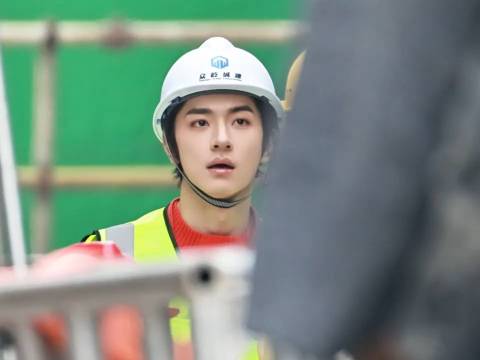 林一《阿禅》张静禅路透，戴着头盔来工地了，冷脸张总帅的很直观！