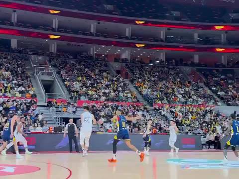 徐杰防守遭撞击头部着地眼角出血