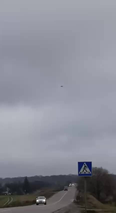 不知道啥原因落在乌克兰公路上的俄军小摩托