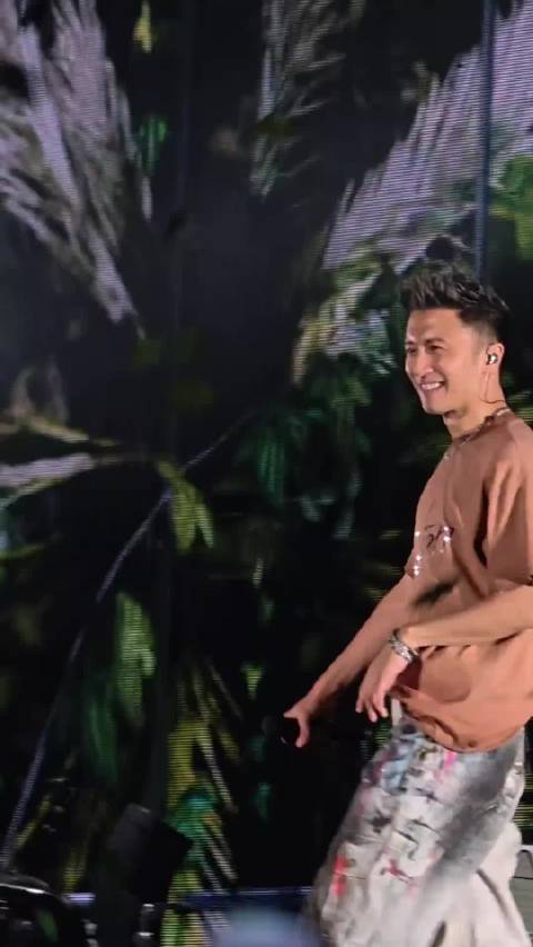 从骨子里散发出来的帅气，是现在的小鲜肉无法相比的