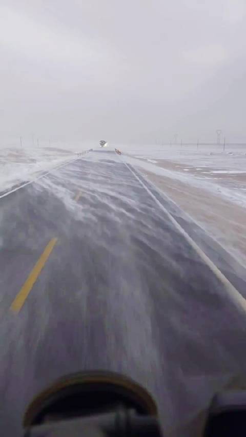 北方人爱海南方人盼雪，冰雪海岸奇观引惊叹