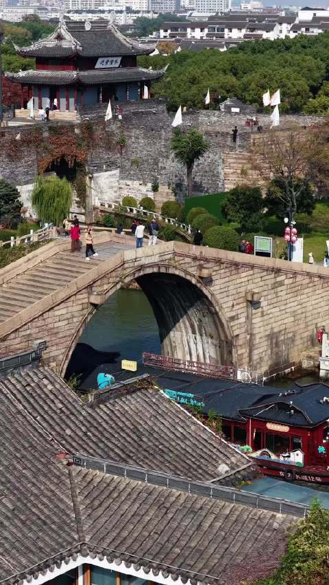 春秋伍子胥督建盘门，国内唯一水陆并存古城门