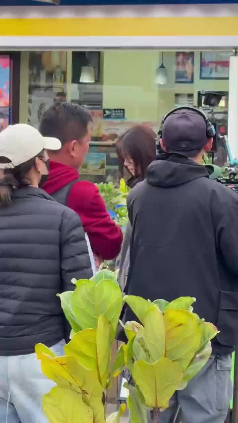 杨超越片场工作照曝光，妆造获赞演技进步