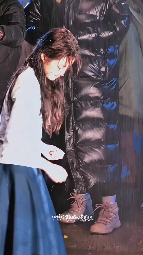 徐若晗大冬天拍了好几个小时雨夜戏，看着就遭不住啊！太心疼了