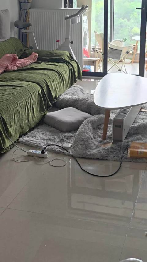 女子睡醒自制三餐与猫同作息，宠物脸圆如蜡笔小新