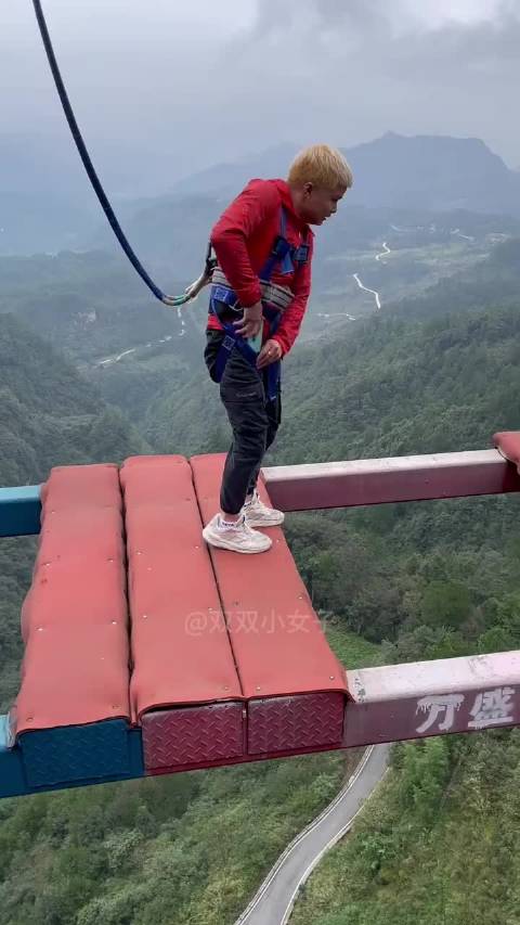 300米悬崖上的搞笑瞬间 看完我笑出了猪叫声