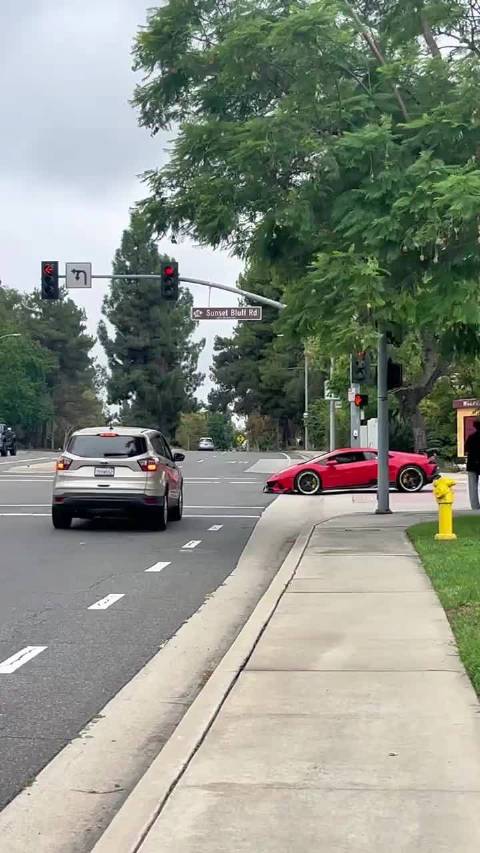 兰博基尼失控致损50万，大马力跑车需谨慎驾驶