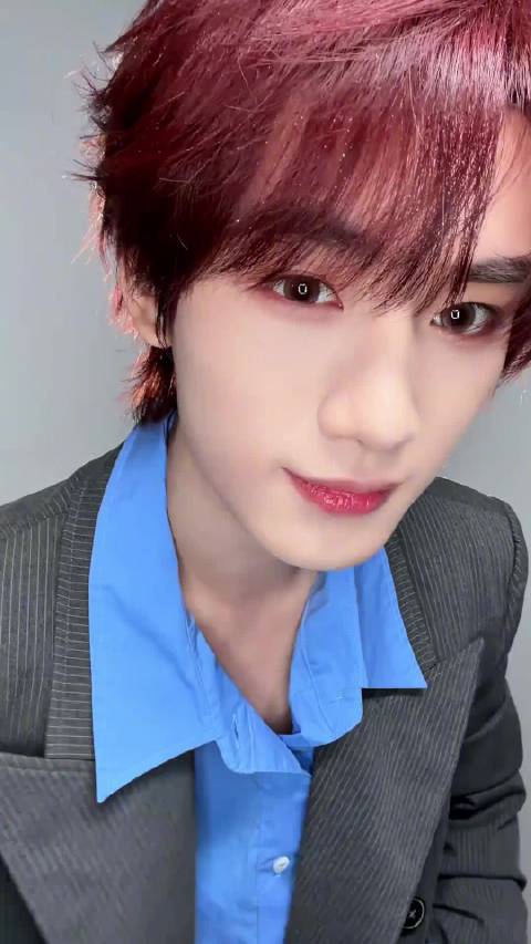 丁程鑫二代第一个跳“我是李飞”的，看这表情跳的成开心了 2025娱乐年终盘点