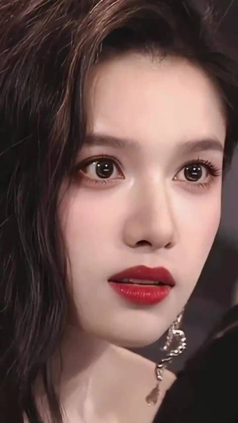 张婧仪怼脸直拍！极致吸睛脸