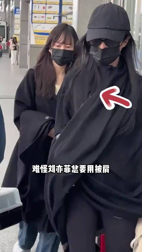 刘亦菲披肩藏颈椎旧伤，敬业拍戏付出代价