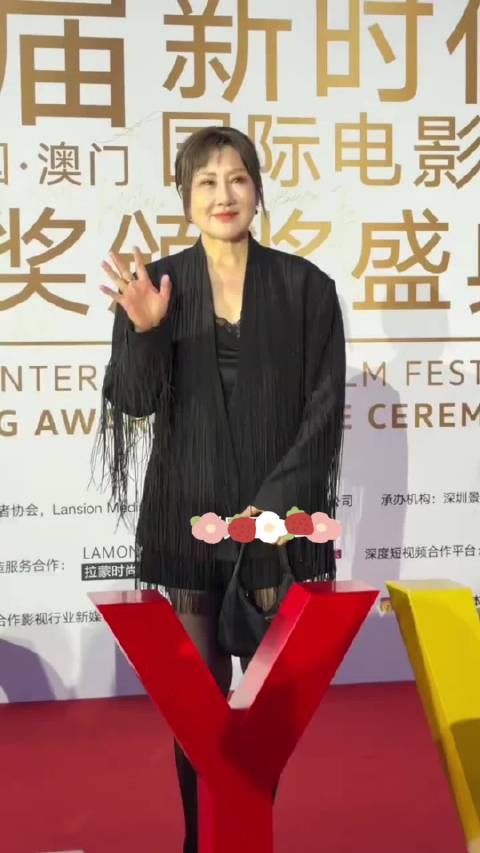 63岁张凯丽穿流苏西装短裙黑丝亮相，状态年轻光彩夺目