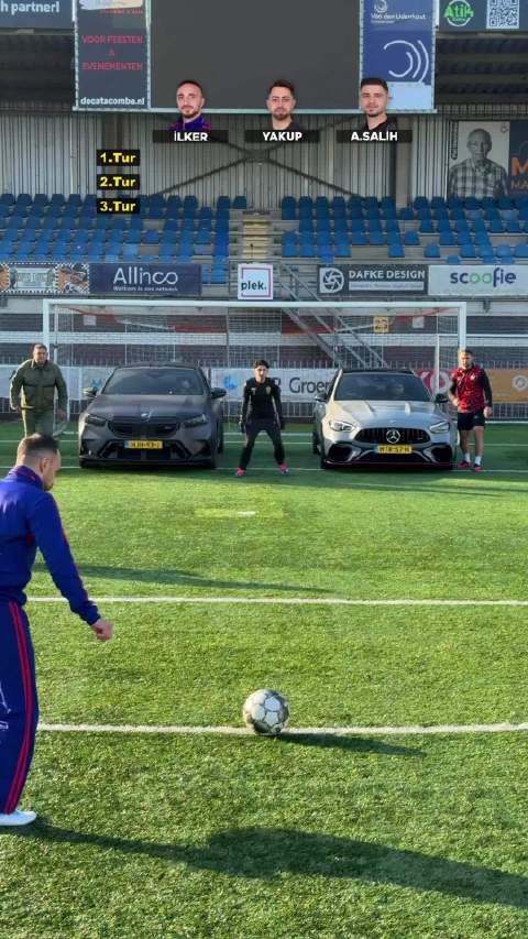 足球点球大战，三个人和两个豪车守球门