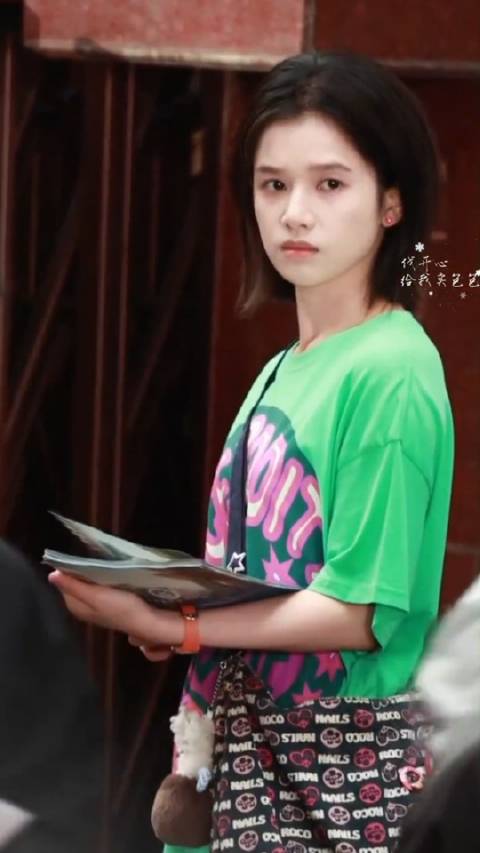 张婧仪《致我那菜市场的白月光》发传单路透有，淡妆的任冬雪好清冷