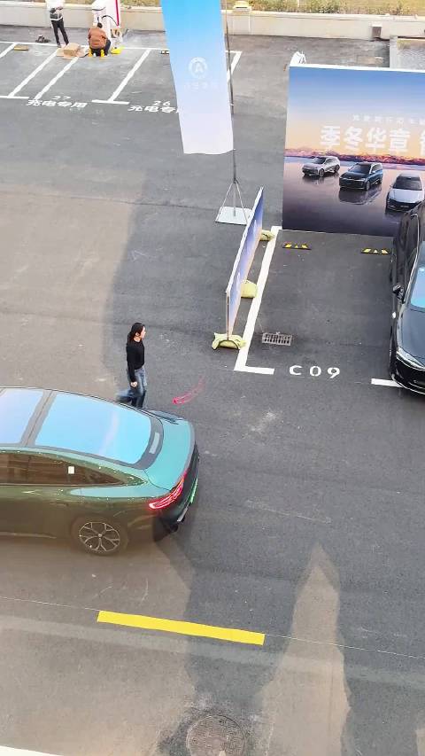 女孩实测华为乾崑智能汽车自动泊车功能