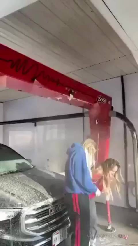 小仙女“沉浸式”洗车 车洗没洗净不知道，人反正是洗得挺干净