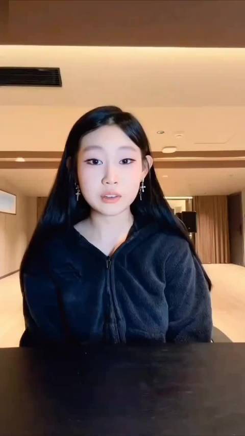 沈佳润 Nina 妹妹 课间休息分享一首 唱了妈妈的《樱桃红》妹妹唱的太好听了