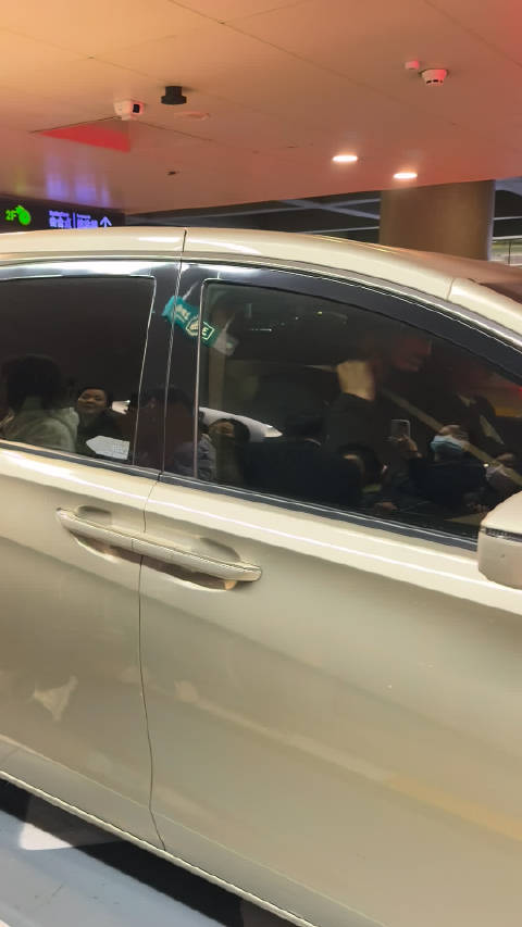 在车内也不停与粉丝拜拜，还有比心