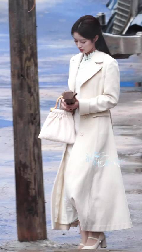 徐若晗《玉簟秋》路透，清冷白月光既视感，穿旗袍身材好好！