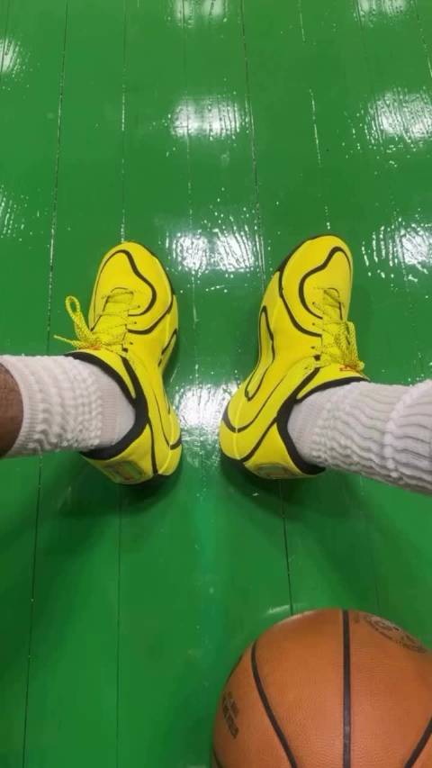 致敬传奇！塔图姆晒出了训练中穿着的李小龙配色Tatum4