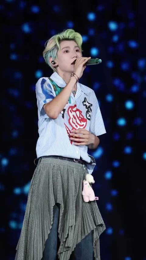 王源重庆演唱会嘉宾周传雄，二人合唱《青花》