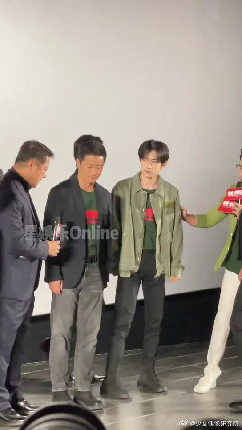 吴京易烊千玺让了C位又没完全让，哈哈哈哈哈没想到最后又被挤到C位了