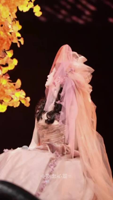 林允的演唱会妆造也美商极高啊