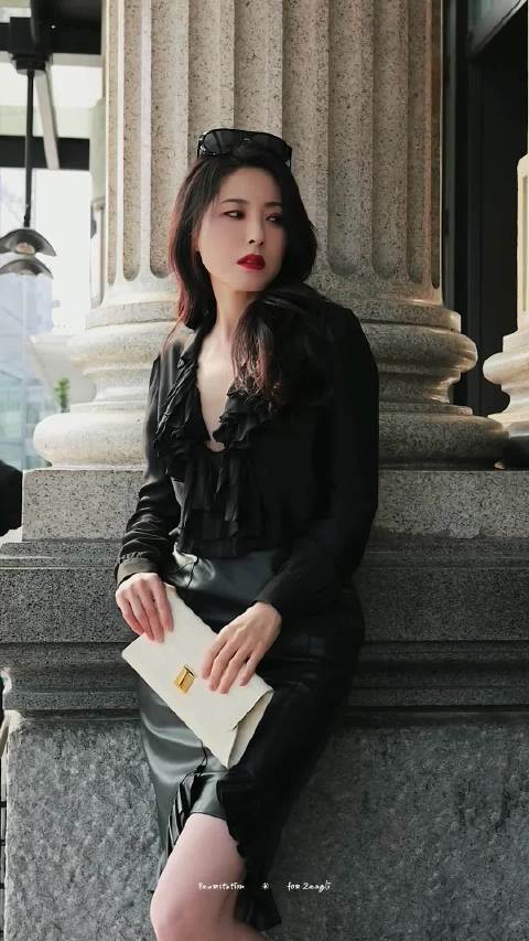 曾黎 米兰时装周black皮衣造型