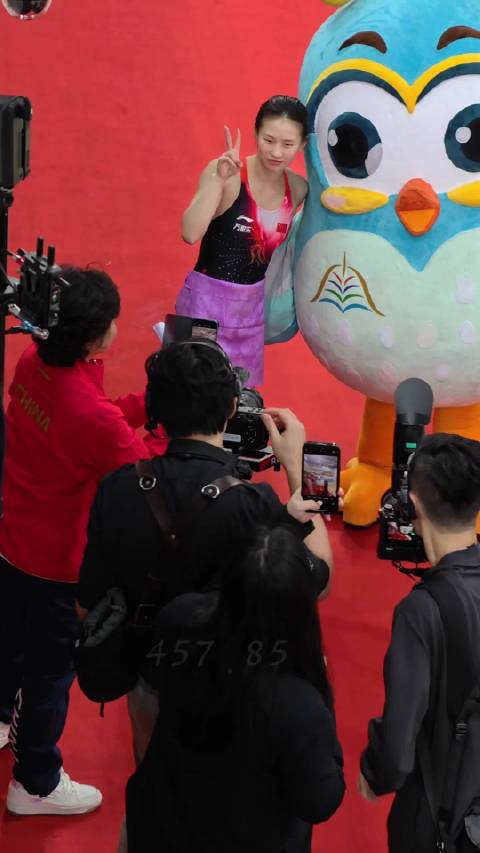 余练拍小乐的样子真的好像妈妈一样呀