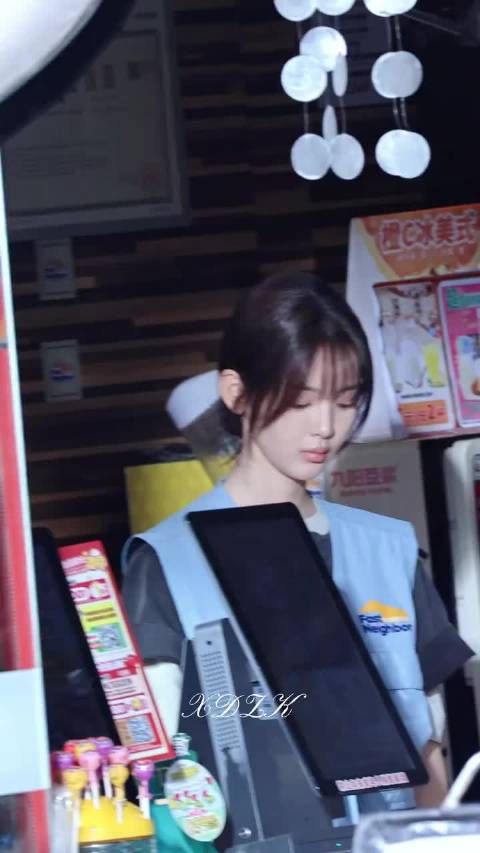 郑雨勤工俭学，在便利店打工，有这样的收银员俺天天来买东西
