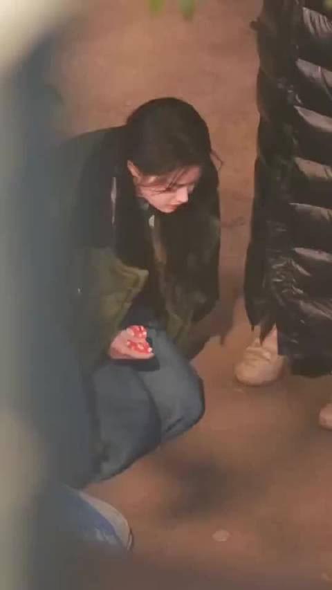 徐若晗片场胃痛难忍趴地不起