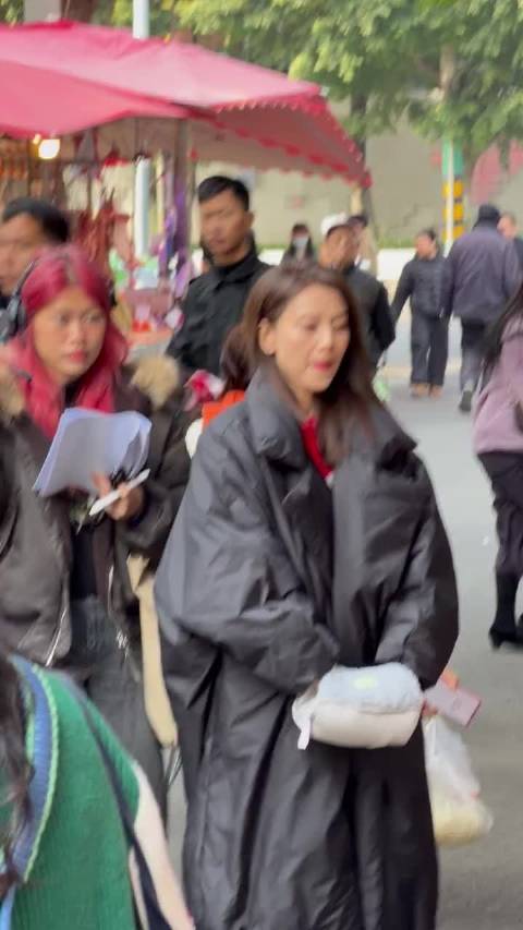 高圆圆满46岁现身成都玉林菜市场，生图状态佳