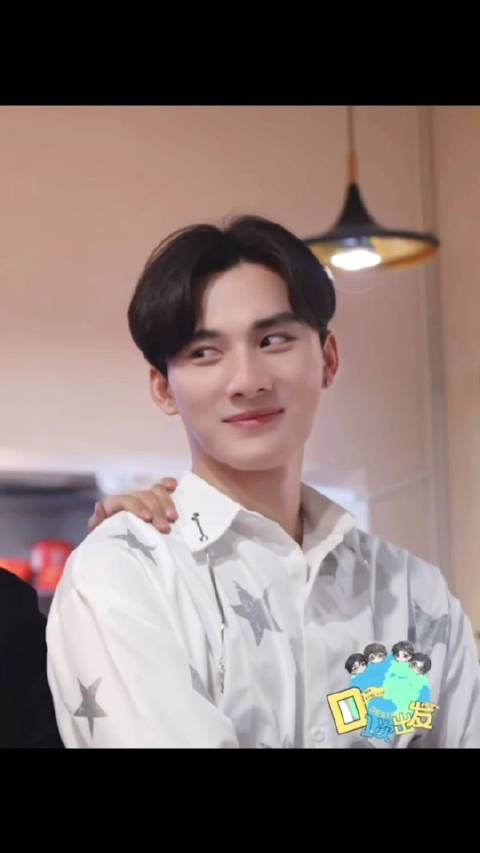 谁家的顺毛小狗狗这么可爱啊@江衡oc 江衡奖励desire4向佐帅哥向全世界安利