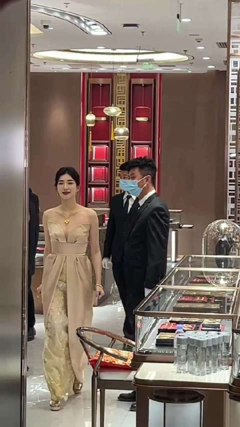 江疏影线下活动路透，无美颜无滤镜下的江江