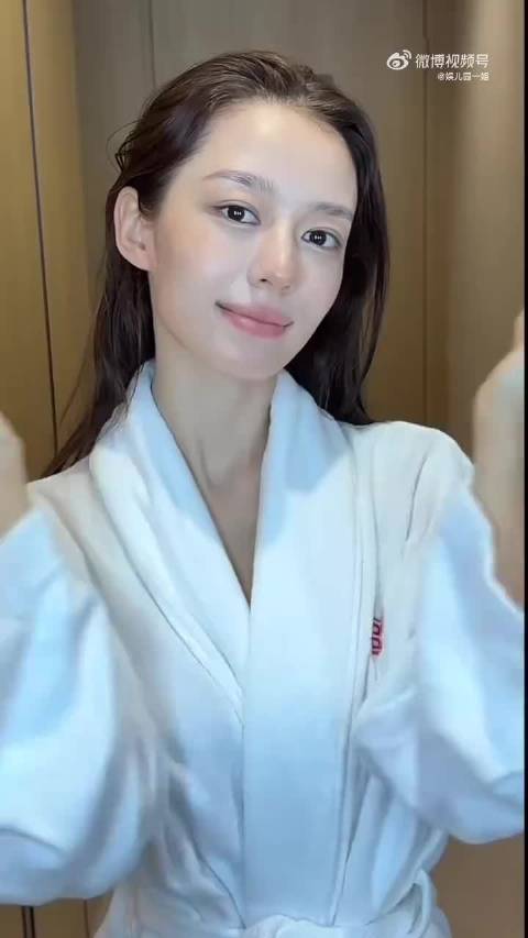 吉娜镜头表现力强，出片如呼吸般自然