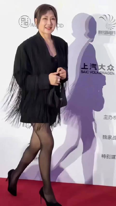 63岁张凯丽黑丝蕾丝装亮相红毯，烟熏妆马尾造型惊艳