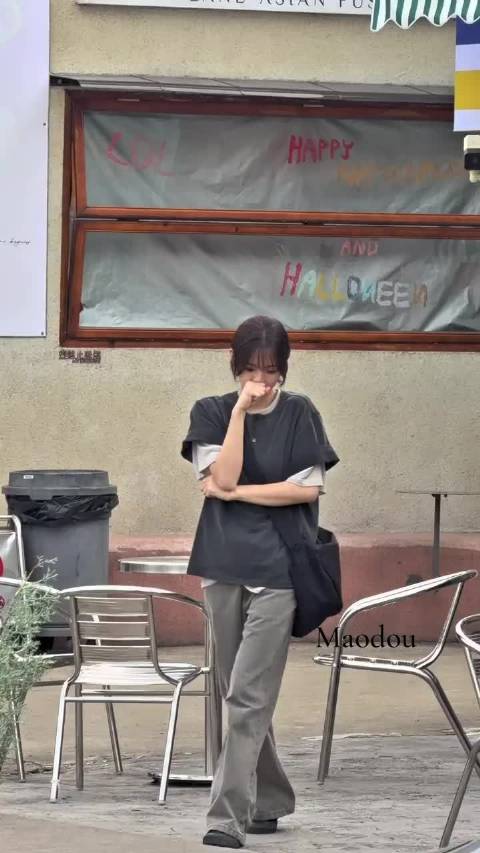 杨超越太阳雨剧组路透穿休闲装可爱亮相