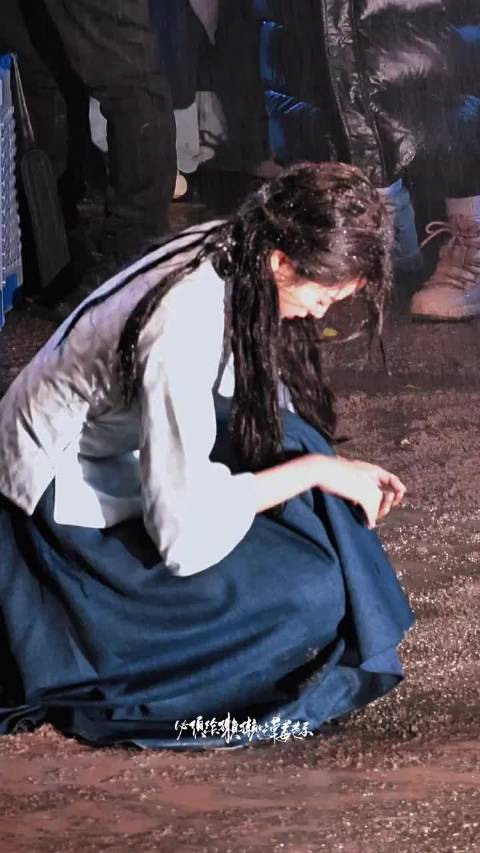 徐若晗零下拍雨夜戏痛到直不起腰
