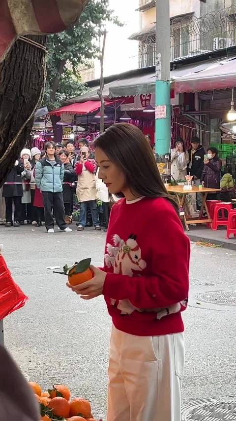 高圆圆在玉林拍戏，演对手戏的居然是老外，高圆圆表现得好自然啊！