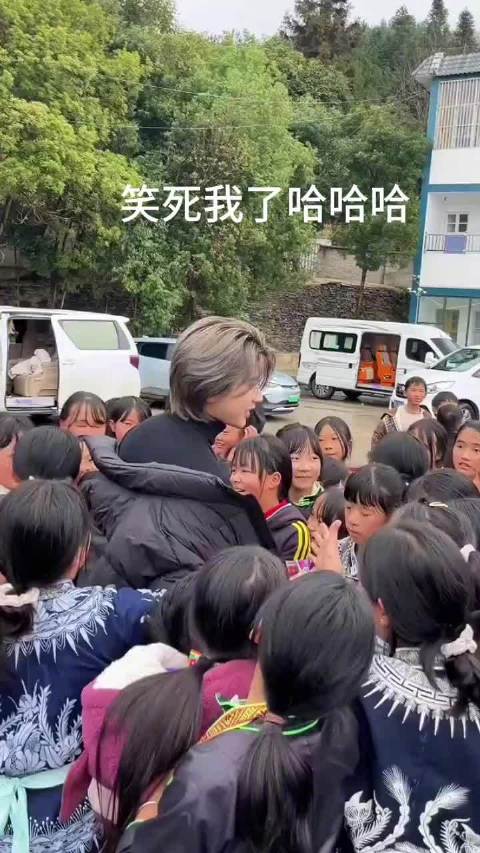 看到贵州小女孩帮来做公益的@蔡徐坤 提衣服这一幕真的泪目了 好美好的两个人