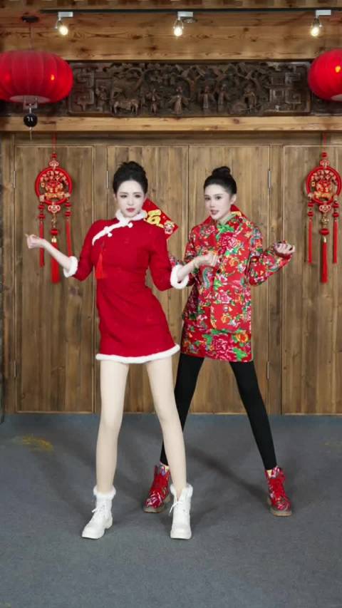 赵本山女儿球球低调活跃互联网，风格承袭父亲