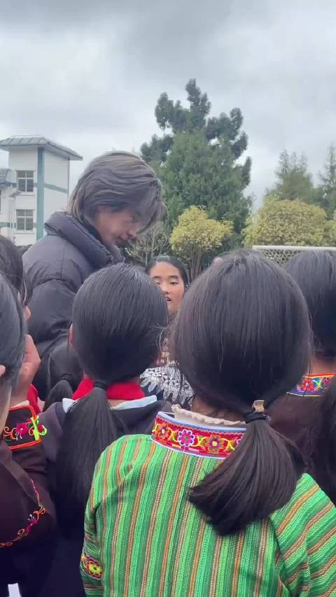 蔡徐坤帮贵州小朋友追星邓紫棋