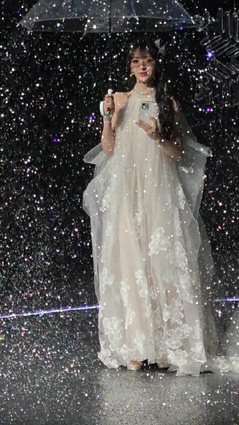 田曦薇在飘飞的“告白雪”中亮相活动，温柔地分享着“告白自己”的意义