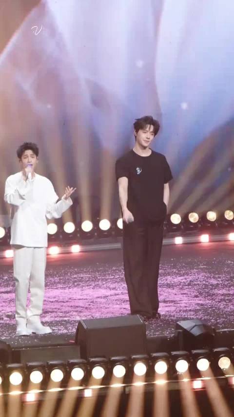 刷到了罗云熙方逸伦的舞台合唱 俩人身高差这么大的嘛