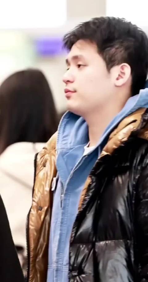 国乒返程林诗栋梁靖崑同行说笑，关键球处理成晋级短板