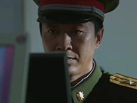 “铁路大队长与袁朗讨论许三多的成长困惑”