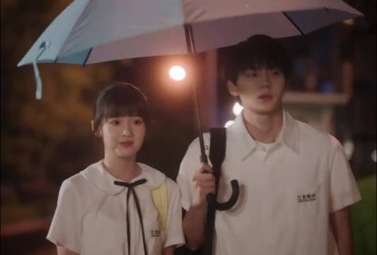 周翊然张淼怡新剧《当我飞奔向你》演绎雨中浪漫