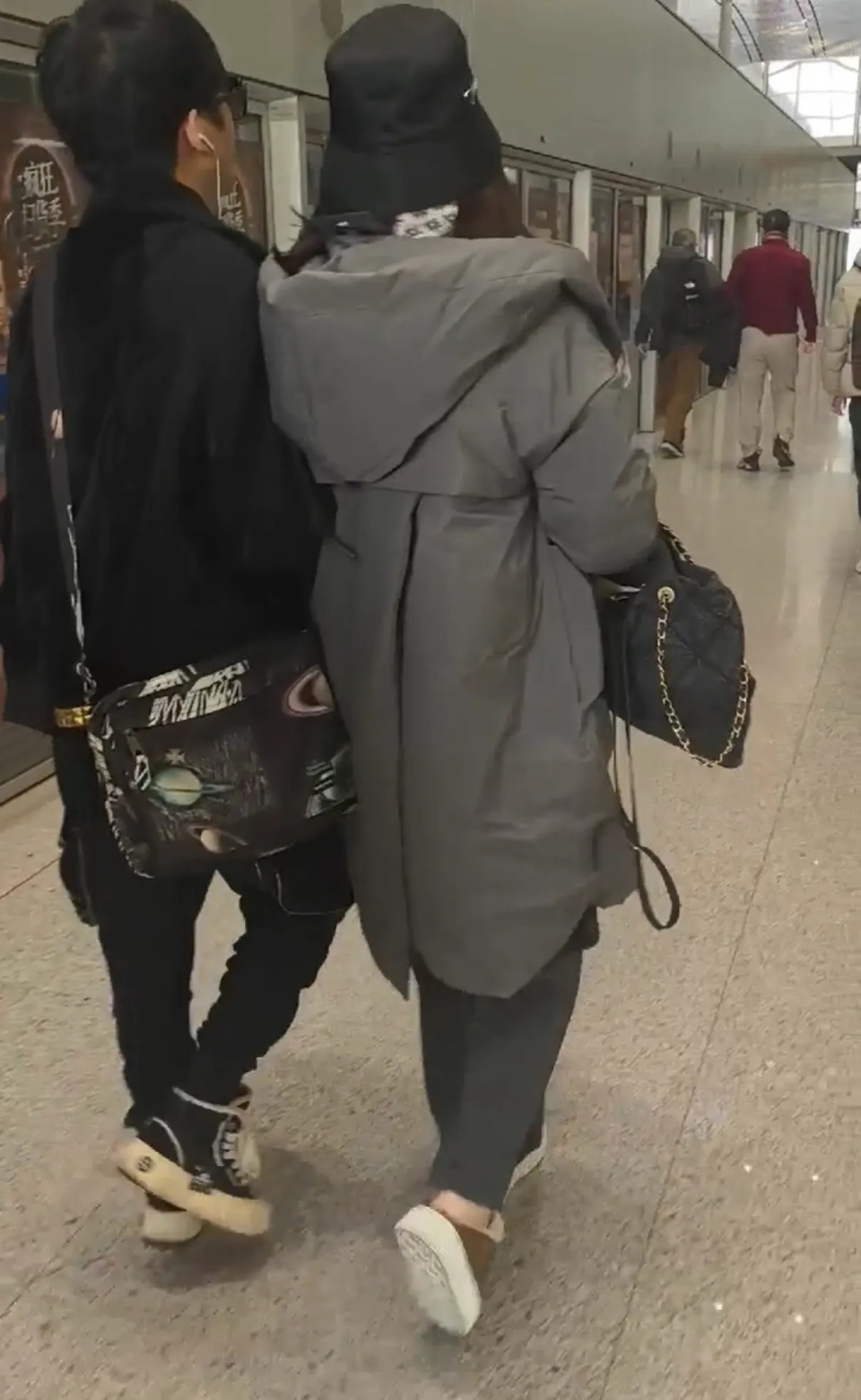 偶遇大张伟和老婆出行，两人恩爱腻歪，网友直呼大老师嫁给了爱情