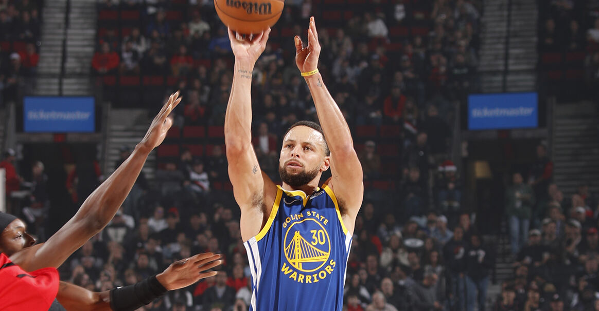 库里轰进12记三分空砍48分 开拓者主场险胜勇士