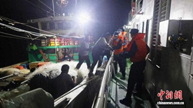 日前,中国海警南岛舰成功救助海上突发疾病渔民。(中国海警局南海分局供图)