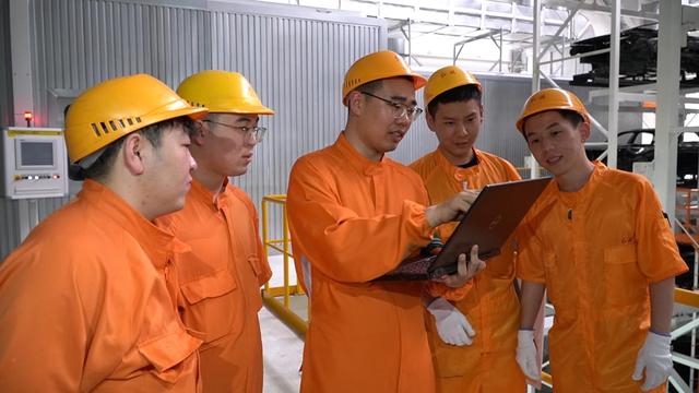 赵达和团队成员交流技术方案。受访者 供图